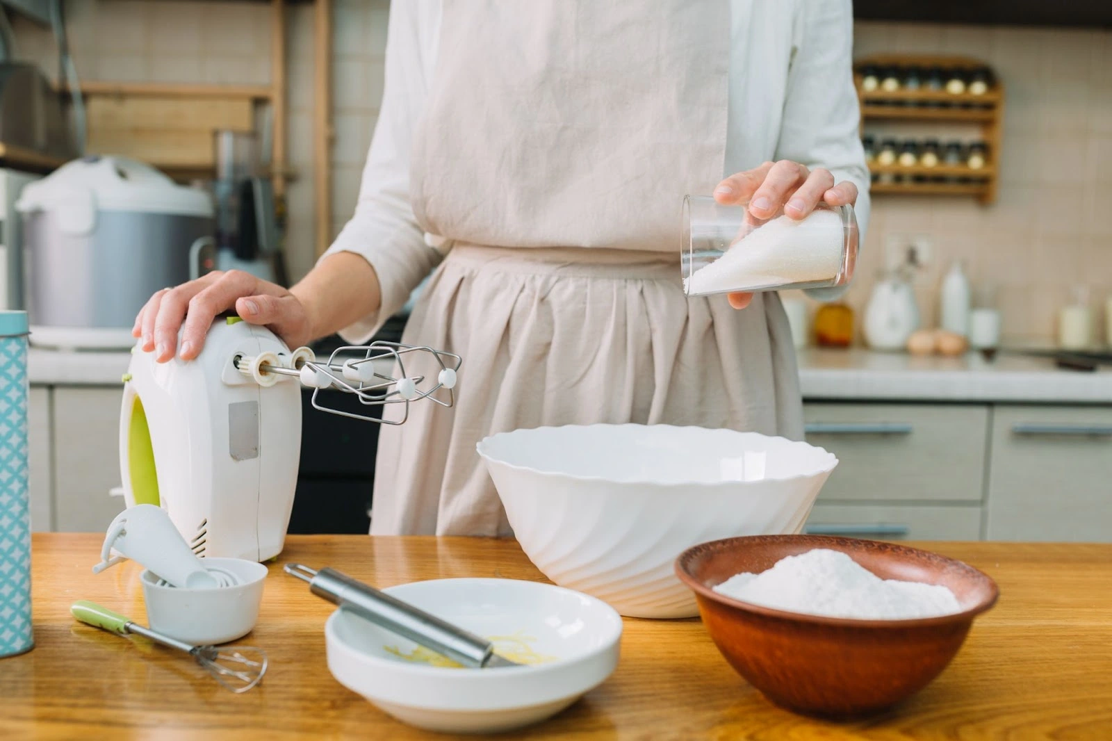 measuring 150 grams of sugar